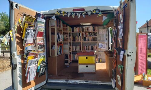 Le Bibliobuste, salon de lecture humaniste