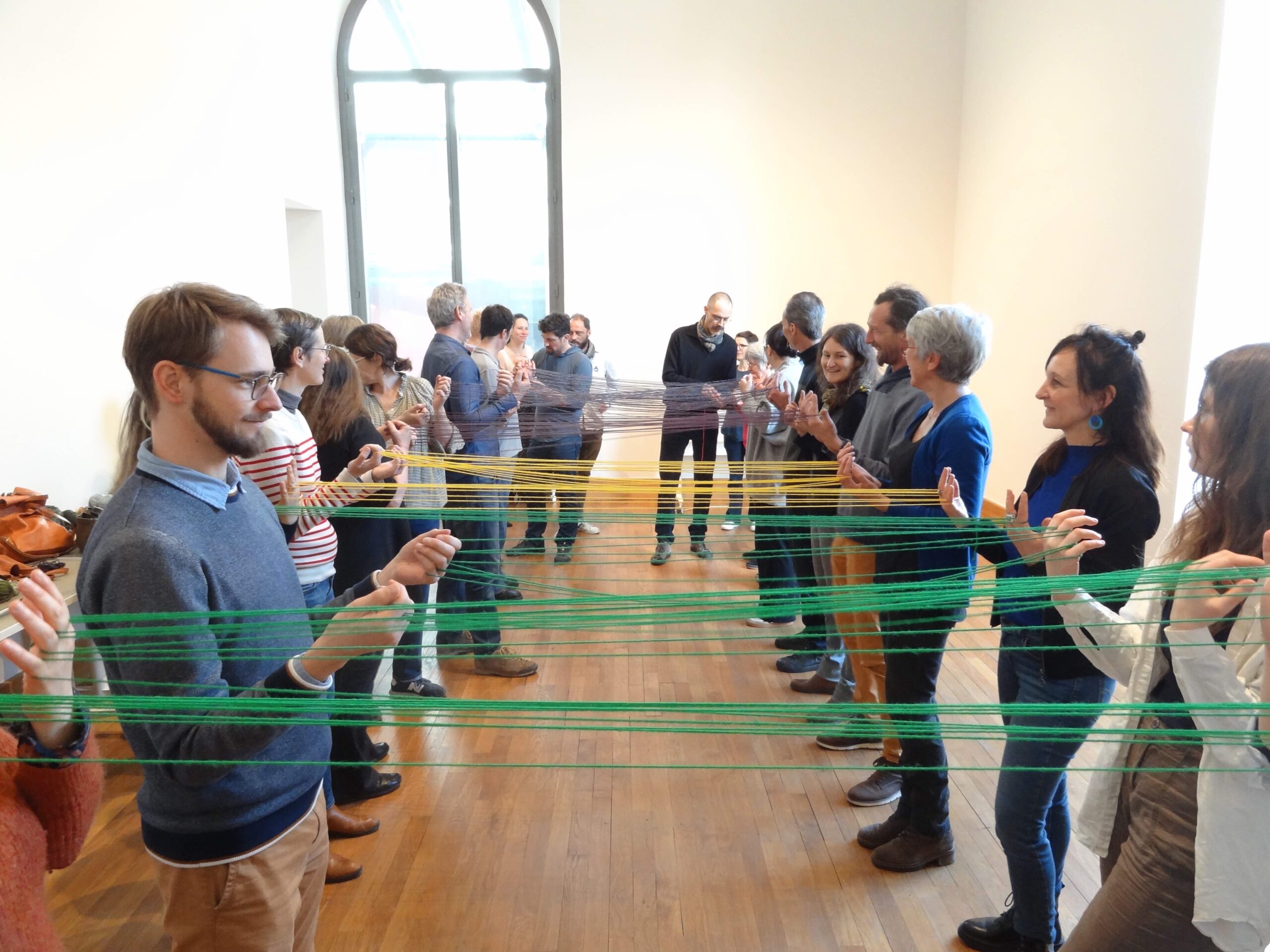 Tisser sans outil : expérience collective